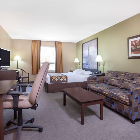 Super 8 By Wyndham Midland Hotell Exteriör bild