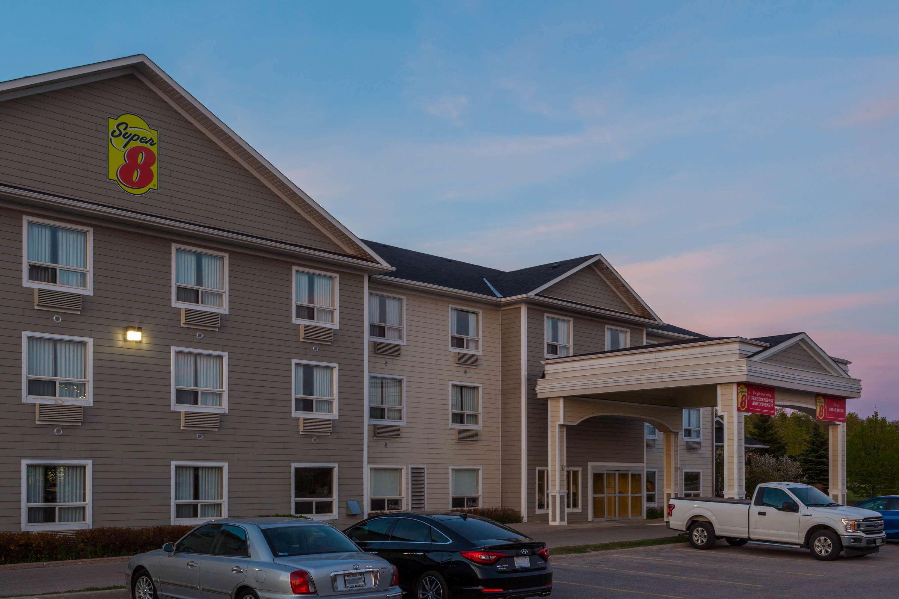 Super 8 By Wyndham Midland Hotell Exteriör bild