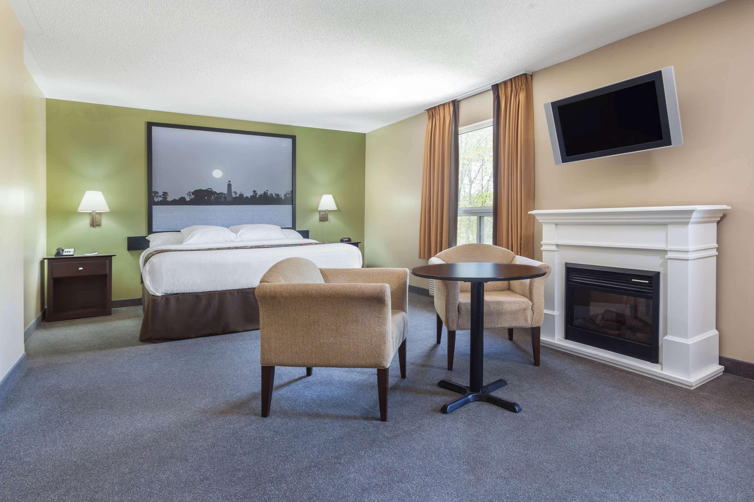 Super 8 By Wyndham Midland Hotell Exteriör bild