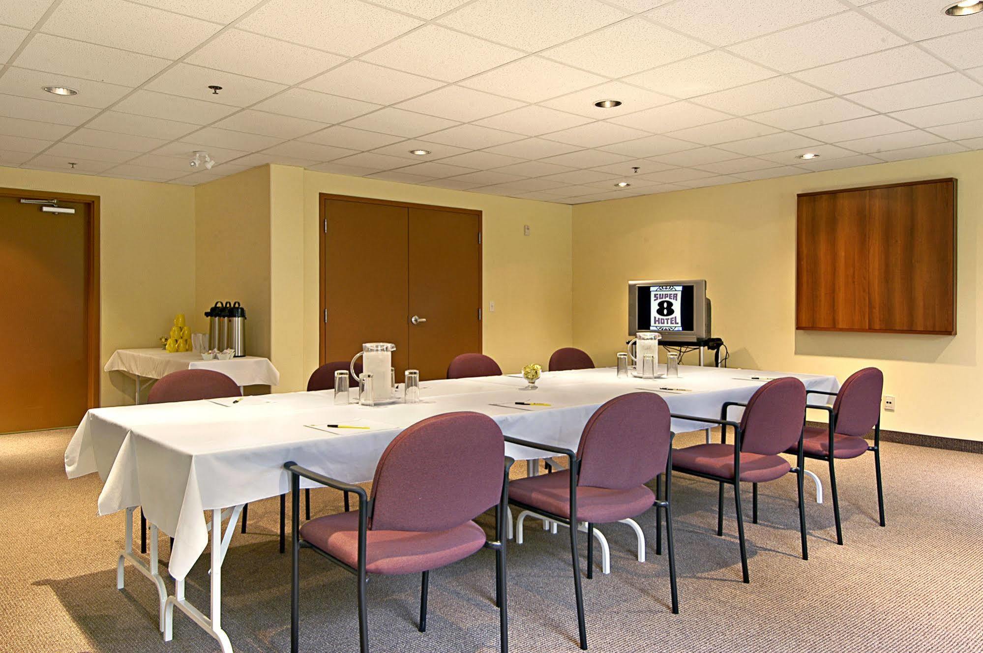Super 8 By Wyndham Midland Hotell Exteriör bild