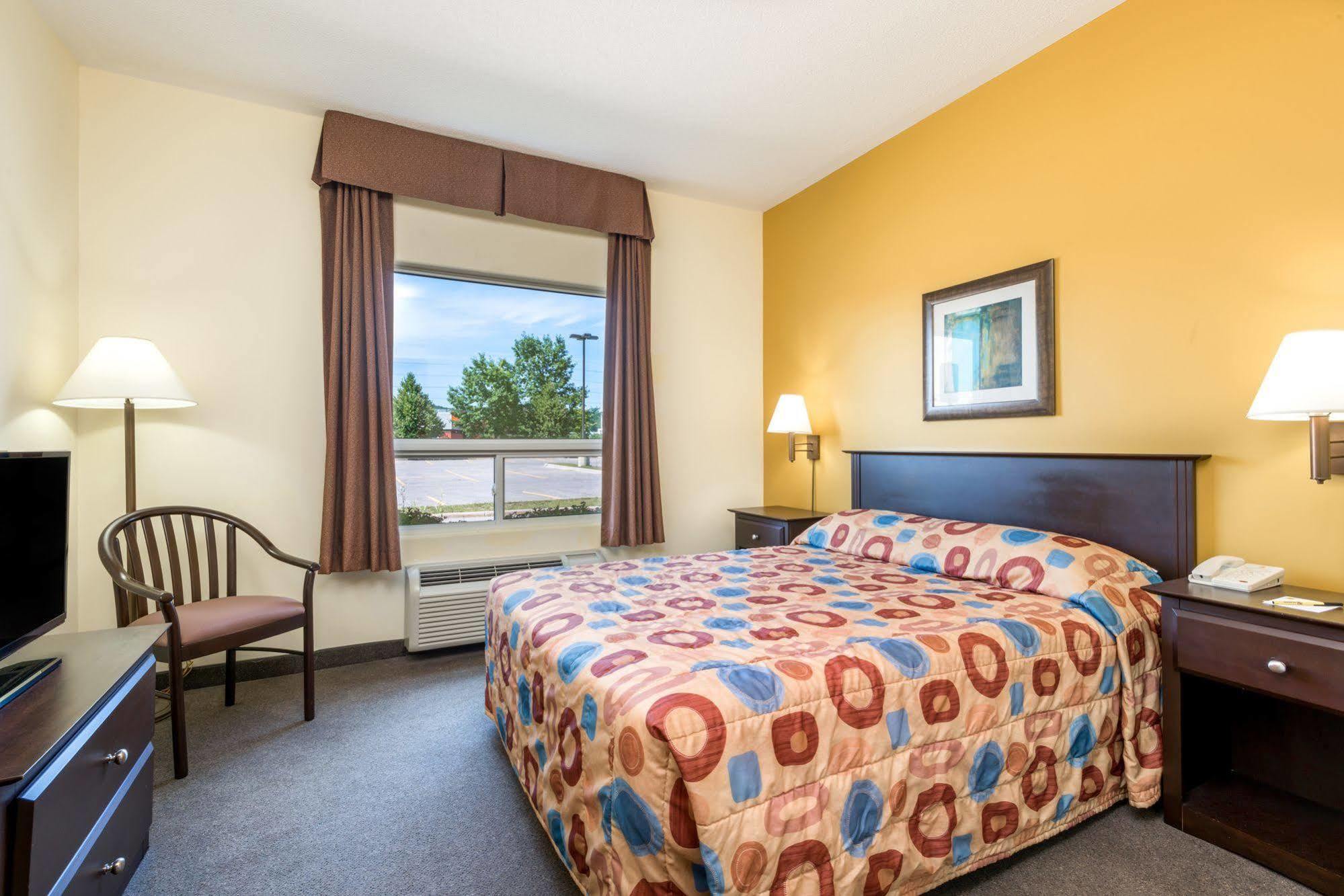 Super 8 By Wyndham Midland Hotell Exteriör bild